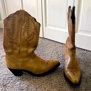Barely worn, tan brown cowboy boots